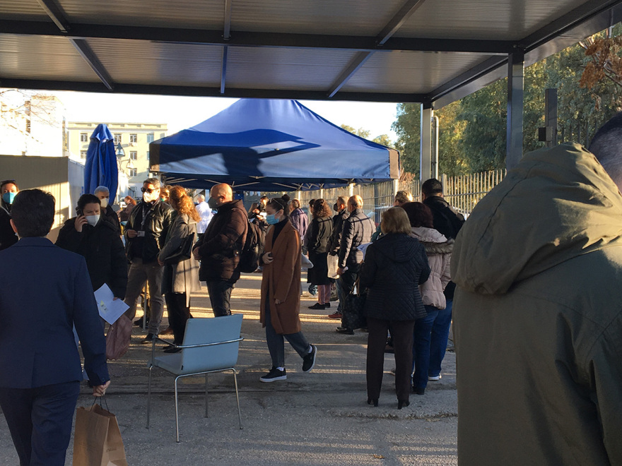 Ατελείωτες ουρές από τα ξημερώματα έξω από διαγνωστικά κέντρα για ένα rapid ή PCR τεστ