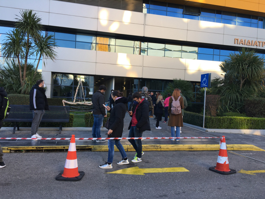 Ατελείωτες ουρές από τα ξημερώματα έξω από διαγνωστικά κέντρα για ένα rapid ή PCR τεστ