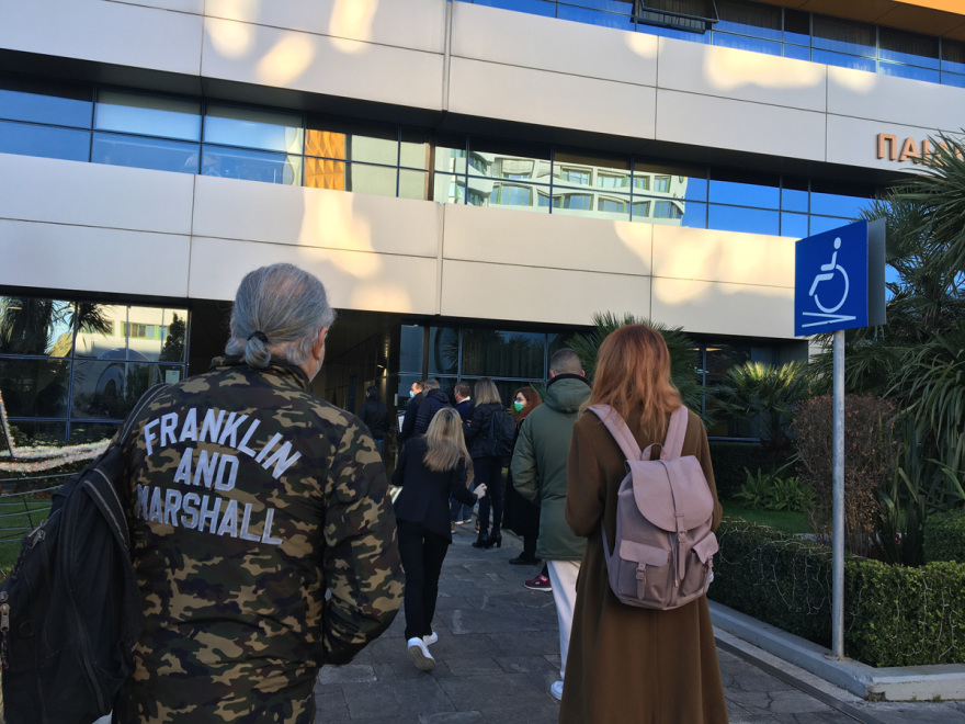 Ατελείωτες ουρές από τα ξημερώματα έξω από διαγνωστικά κέντρα για ένα rapid ή PCR τεστ