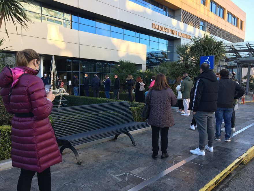 Ατελείωτες ουρές από τα ξημερώματα έξω από διαγνωστικά κέντρα για ένα rapid ή PCR τεστ