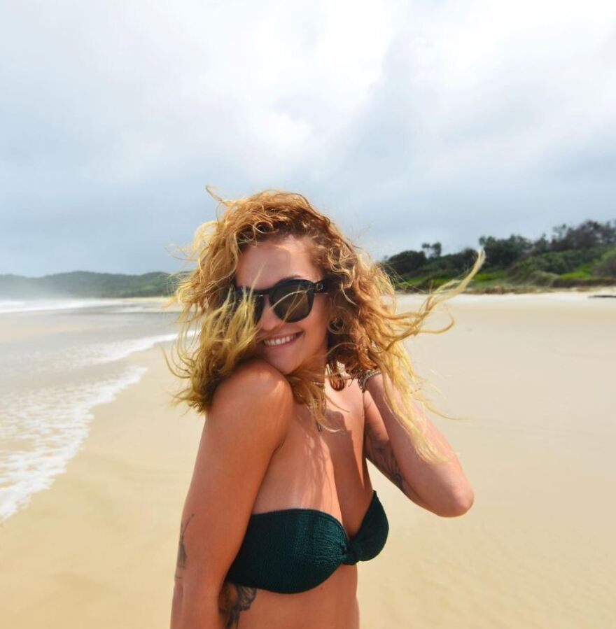 Η Ρίτα Όρα δίνει... χορευτικό σόου με μπικίνι σε παραλία της Αυστραλίας - Δείτε φωτογραφίες