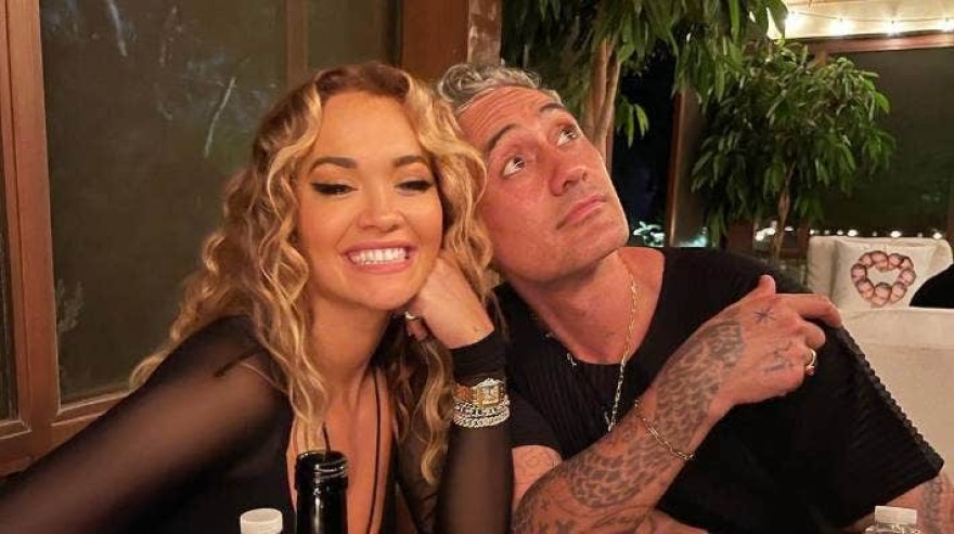 Η Ρίτα Όρα δίνει... χορευτικό σόου με μπικίνι σε παραλία της Αυστραλίας - Δείτε φωτογραφίες