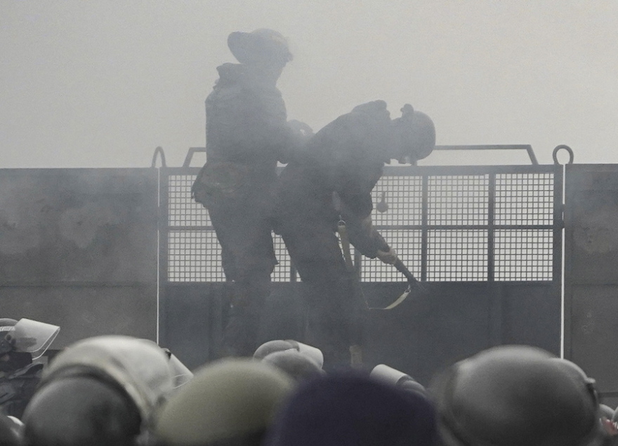 Χάος στο Καζακστάν: Τρομοκρατική απειλή από το εξωτερικό βλέπει ο Τοκάγεφ και ζητά βοήθεια από τη Μόσχα