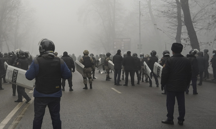 Χάος στο Καζακστάν: Τρομοκρατική απειλή από το εξωτερικό βλέπει ο Τοκάγεφ και ζητά βοήθεια από τη Μόσχα