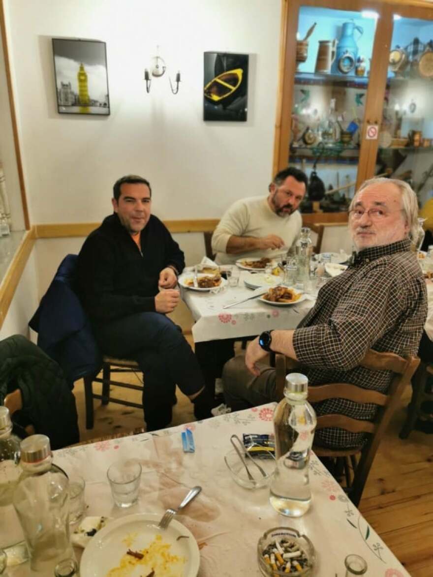 Για τσίπουρα στη Μεσοχώρα Τρικάλων ο Τσίπρας