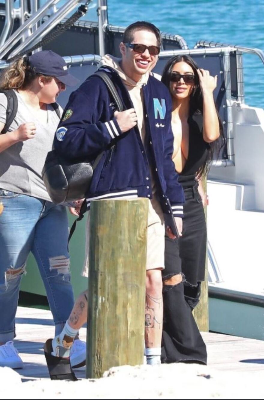 Η Κιμ Καρντάσιαν ποζάρει με μπικίνι σε παραλία στις Μπαχάμες, με τις πλούσιες καμπύλες της σε πρώτο πλάνο