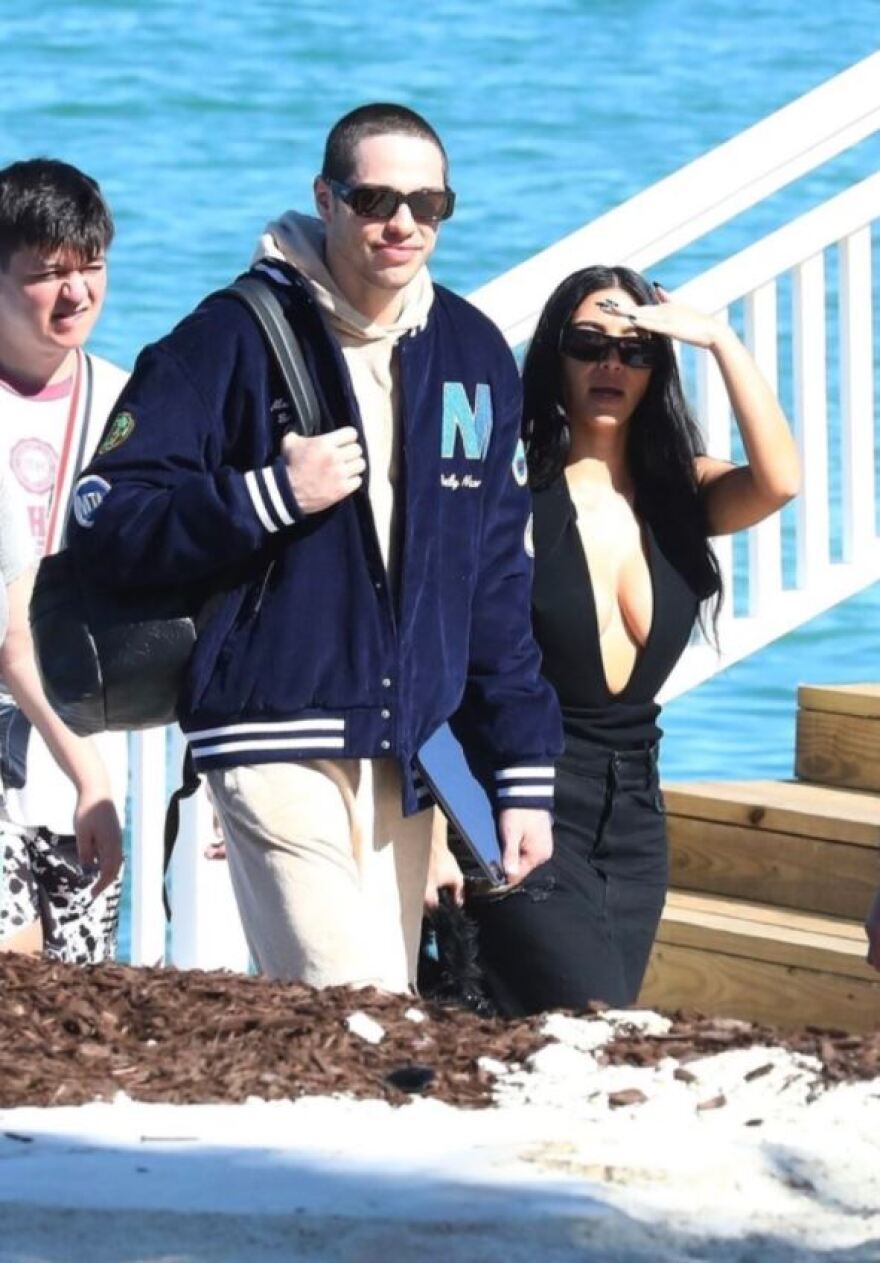 Η Κιμ Καρντάσιαν ποζάρει με μπικίνι σε παραλία στις Μπαχάμες, με τις πλούσιες καμπύλες της σε πρώτο πλάνο