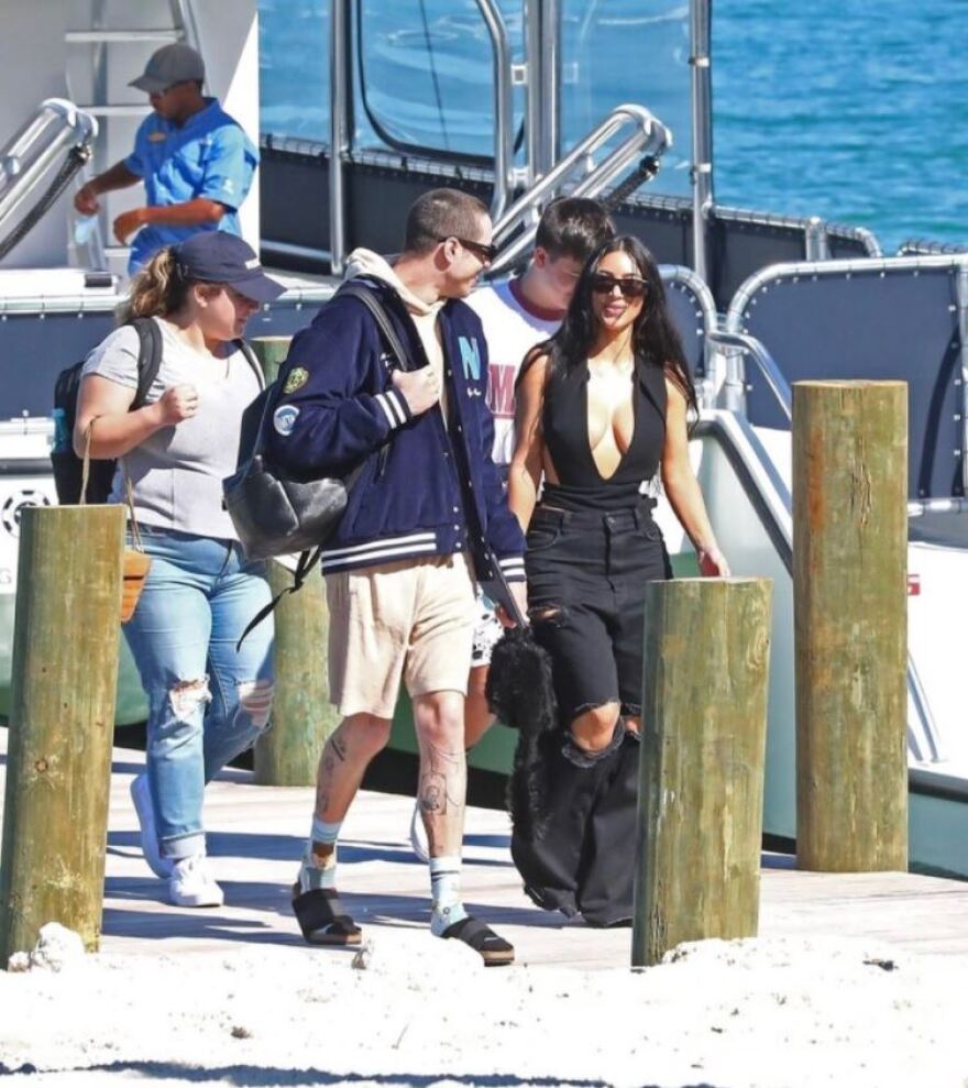 Η Κιμ Καρντάσιαν ποζάρει με μπικίνι σε παραλία στις Μπαχάμες, με τις πλούσιες καμπύλες της σε πρώτο πλάνο