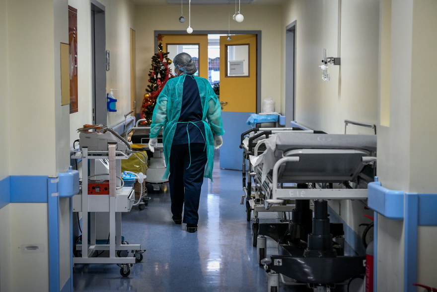 Αγώνας αντοχής για την παραλλαγή «Όμικρον»: Kαταγραφή κενών και αναζήτηση λύσεων για το δημόσιο, την αγορά και τα σχολεία