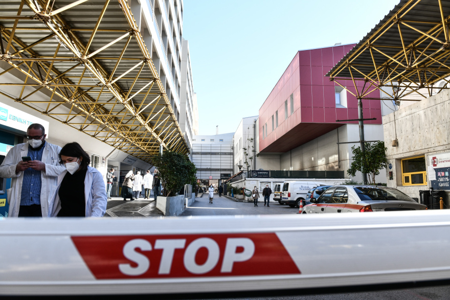 Αγώνας αντοχής για την παραλλαγή «Όμικρον»: Kαταγραφή κενών και αναζήτηση λύσεων για το δημόσιο, την αγορά και τα σχολεία