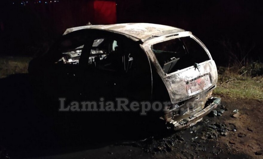 Μακρακώμη: Περιπέτεια για 51χρονη και τη 10χρονη κόρη της - Πήρε φωτιά εν κινήσει το αυτοκίνητό τους 