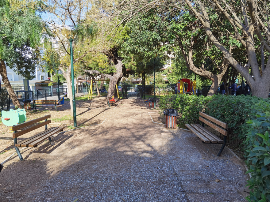 Μια γυναίκα με κουκούλα και μάσκα φαίνεται να εγκατέλειψε το νεογέννητο κοριτσάκι στο Χαλάνδρι