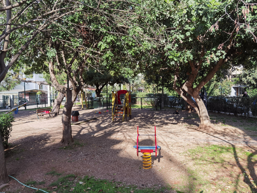 Μια γυναίκα με κουκούλα και μάσκα φαίνεται να εγκατέλειψε το νεογέννητο κοριτσάκι στο Χαλάνδρι