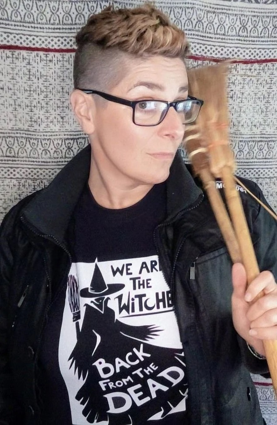 Άντζελα, η Γαλλίδα λεσβία που έχει γίνει στόχος τρανς ακτιβιστών στην Ουαλία 