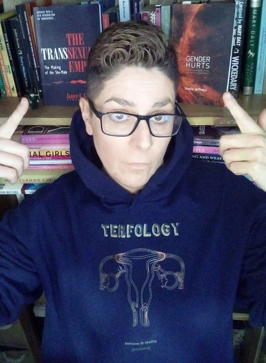 Άντζελα, η Γαλλίδα λεσβία που έχει γίνει στόχος τρανς ακτιβιστών στην Ουαλία 