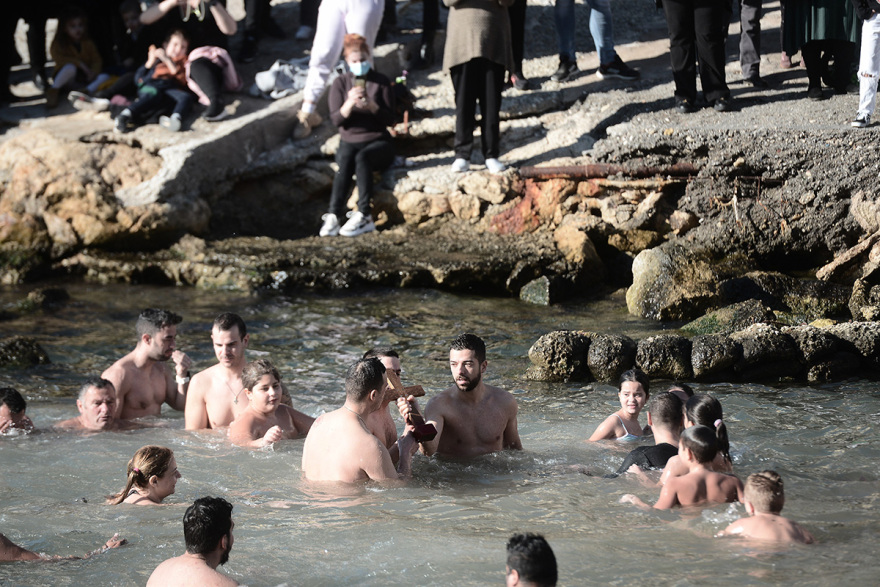 Θεοφάνια: Η τελετή του Αγιασμού των Υδάτων από το ναό της Αγίας Τριάδος στον Πειραιά, δείτε φωτογραφίες και βίντεο