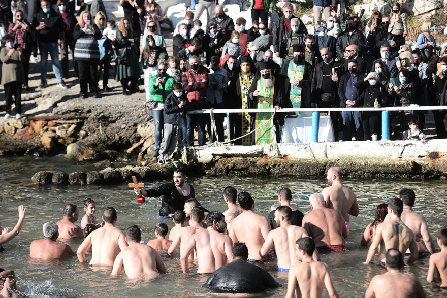 Θεοφάνια: Η τελετή του Αγιασμού των Υδάτων από το ναό της Αγίας Τριάδος στον Πειραιά, δείτε φωτογραφίες και βίντεο