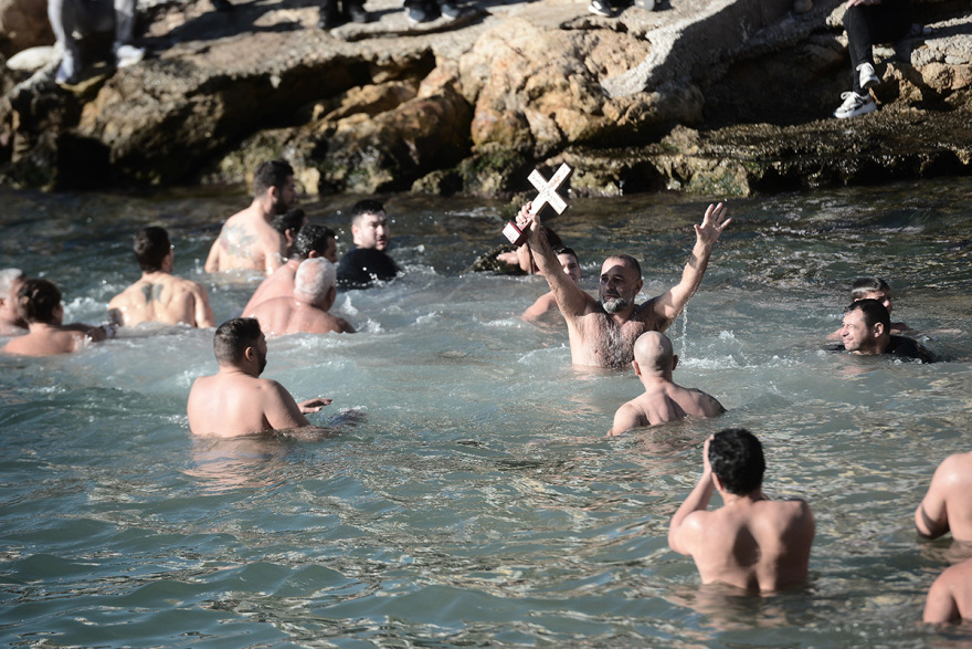 Θεοφάνια: Η τελετή του Αγιασμού των Υδάτων από το ναό της Αγίας Τριάδος στον Πειραιά, δείτε φωτογραφίες και βίντεο