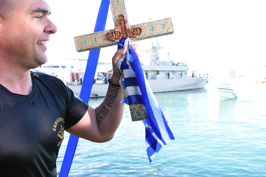 Θεοφάνια: Η τελετή του Αγιασμού των Υδάτων από το ναό της Αγίας Τριάδος στον Πειραιά, δείτε φωτογραφίες και βίντεο