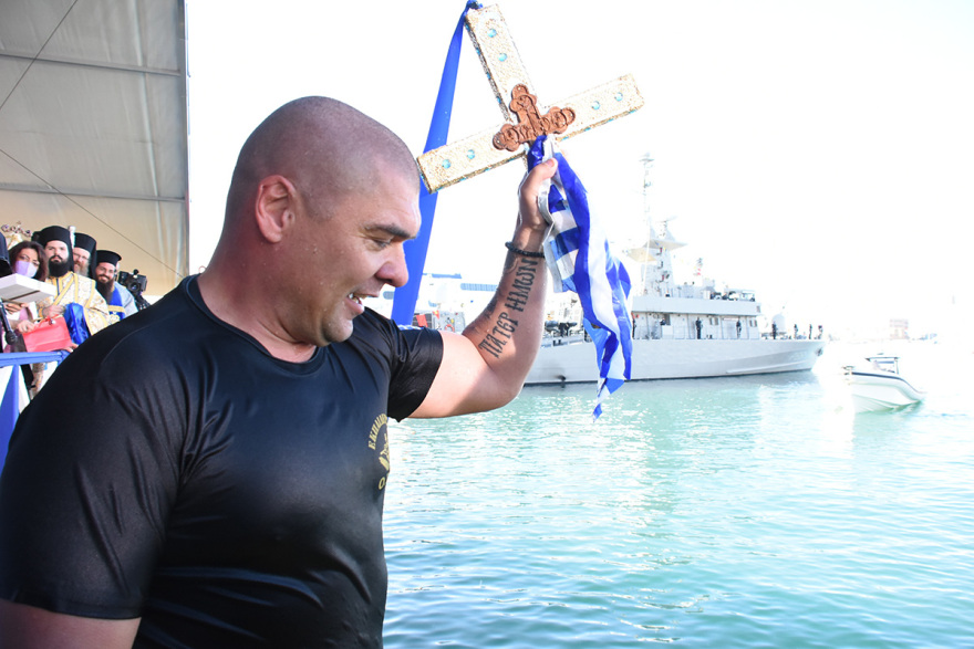 Θεοφάνια: Η τελετή του Αγιασμού των Υδάτων από το ναό της Αγίας Τριάδος στον Πειραιά, δείτε φωτογραφίες και βίντεο