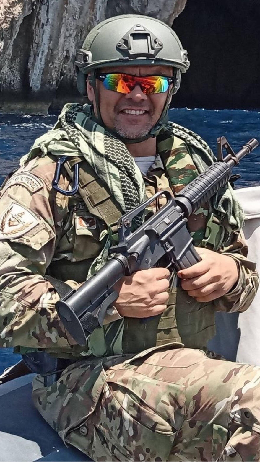 Πειραιάς: Ποιος είναι ο Διονύσης Πετρίδης που έπιασε τον Σταυρό και τον αφιέρωσε στις τρεις κόρες του