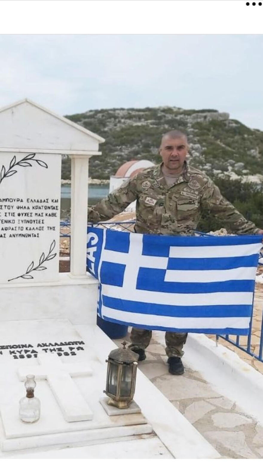 Πειραιάς: Ποιος είναι ο Διονύσης Πετρίδης που έπιασε τον Σταυρό και τον αφιέρωσε στις τρεις κόρες του