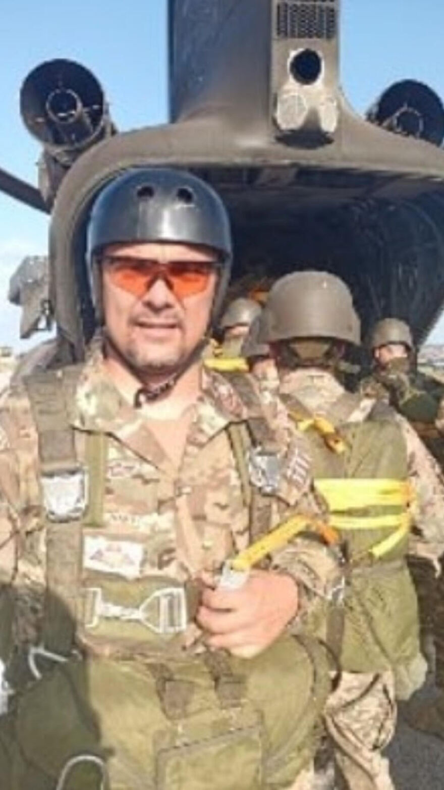 Πειραιάς: Ποιος είναι ο Διονύσης Πετρίδης που έπιασε τον Σταυρό και τον αφιέρωσε στις τρεις κόρες του