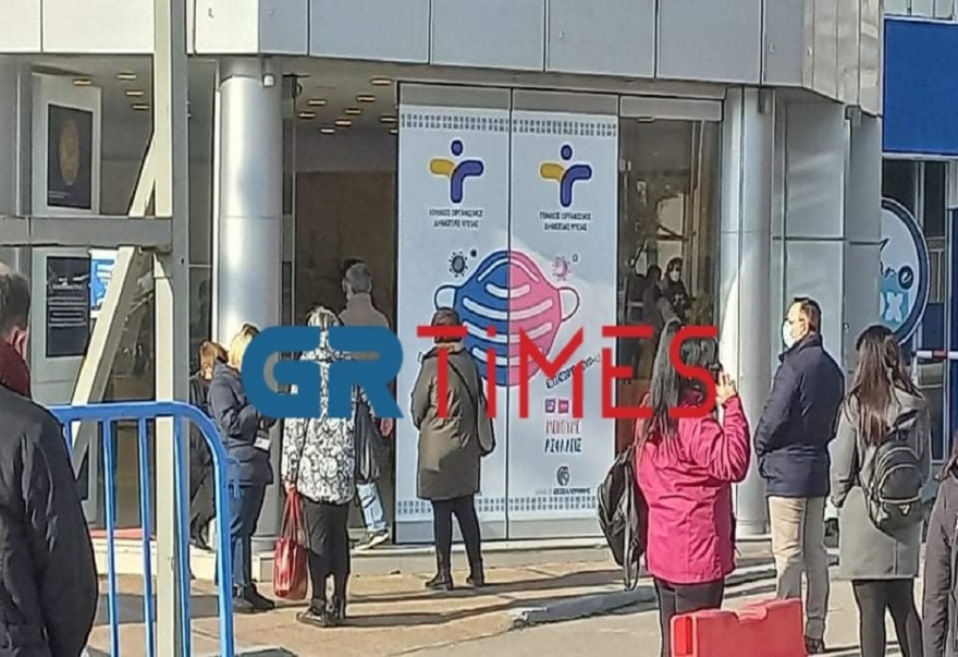 Θεσσαλονίκη: Μεγάλες ουρές για rapid test στο διαγνωστικό κέντρο της ΔΕΘ (βίντεο και φωτογραφίες)