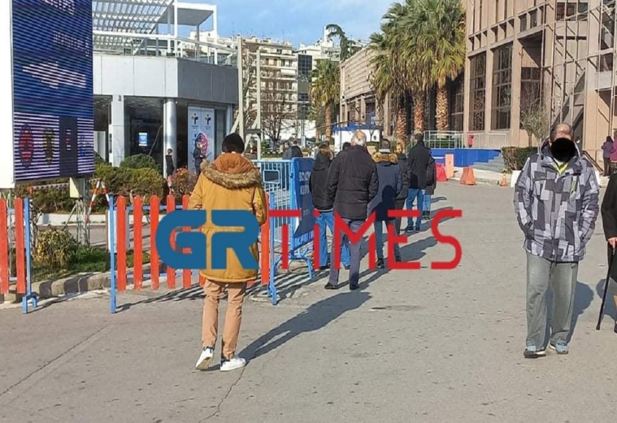 Θεσσαλονίκη: Μεγάλες ουρές για rapid test στο διαγνωστικό κέντρο της ΔΕΘ (βίντεο και φωτογραφίες)