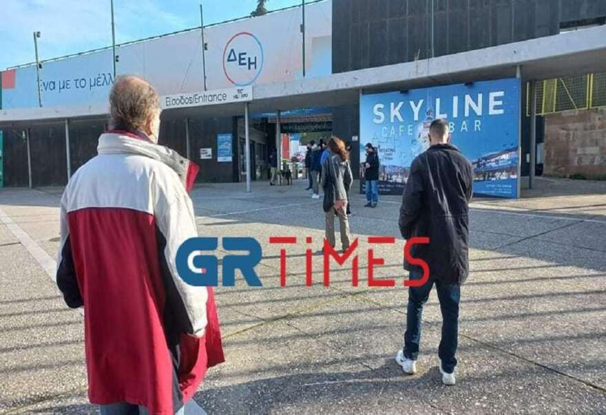 Θεσσαλονίκη: Μεγάλες ουρές για rapid test στο διαγνωστικό κέντρο της ΔΕΘ (βίντεο και φωτογραφίες)