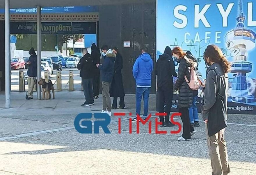 Θεσσαλονίκη: Μεγάλες ουρές για rapid test στο διαγνωστικό κέντρο της ΔΕΘ (βίντεο και φωτογραφίες)