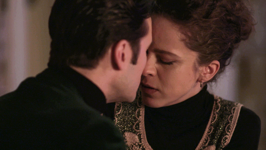 Στις «Άγριες Μέλισσες» ένα ζευγάρι εμφανίζεται στο μαγαζί του Νικηφόρου και του Κωνσταντή και προκαλεί αναστάτωση 