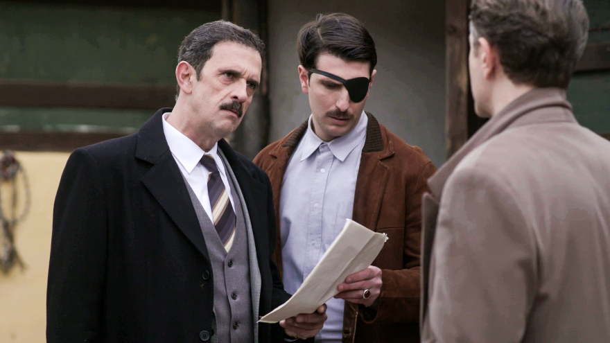 Στις «Άγριες Μέλισσες» ένα ζευγάρι εμφανίζεται στο μαγαζί του Νικηφόρου και του Κωνσταντή και προκαλεί αναστάτωση 