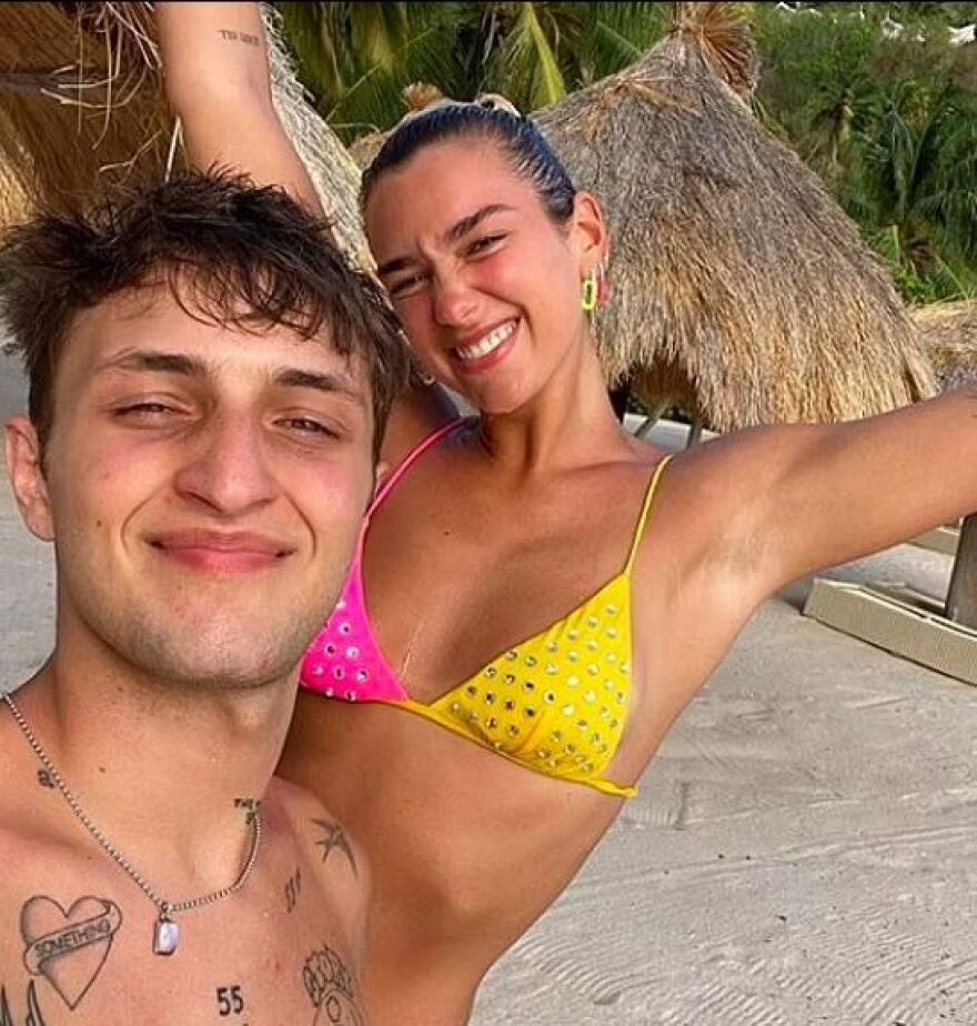 Η Ντούα Λίπα απολαμβάνει τις διακοπές της στην Καραϊβική και επιδεικνύει τις καμπύλες της