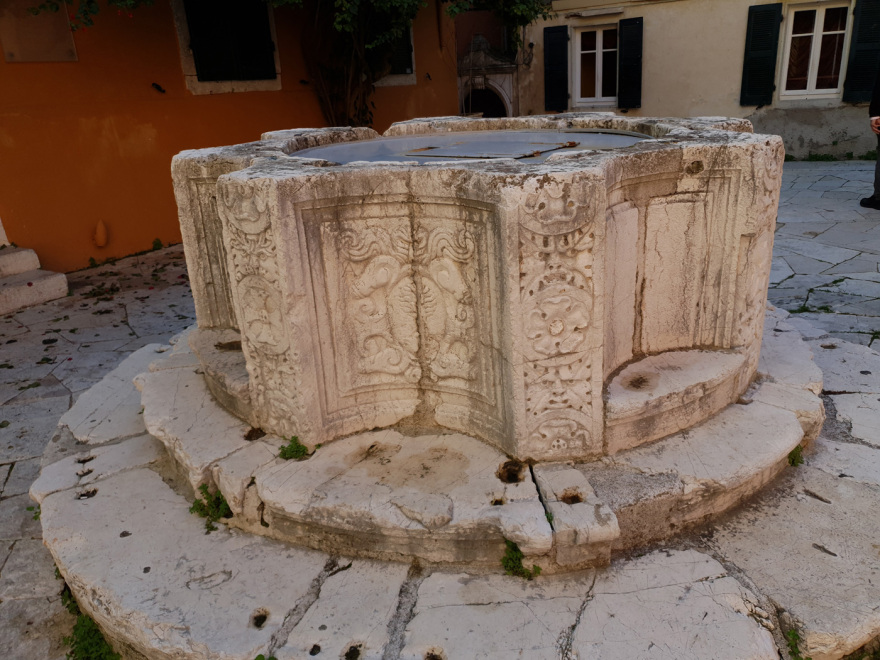 Κέρκυρα: Το βενετσιάνικο πηγάδι στην πλατεία Κρεμαστής, «πηγή» ιστορίας του νησιού