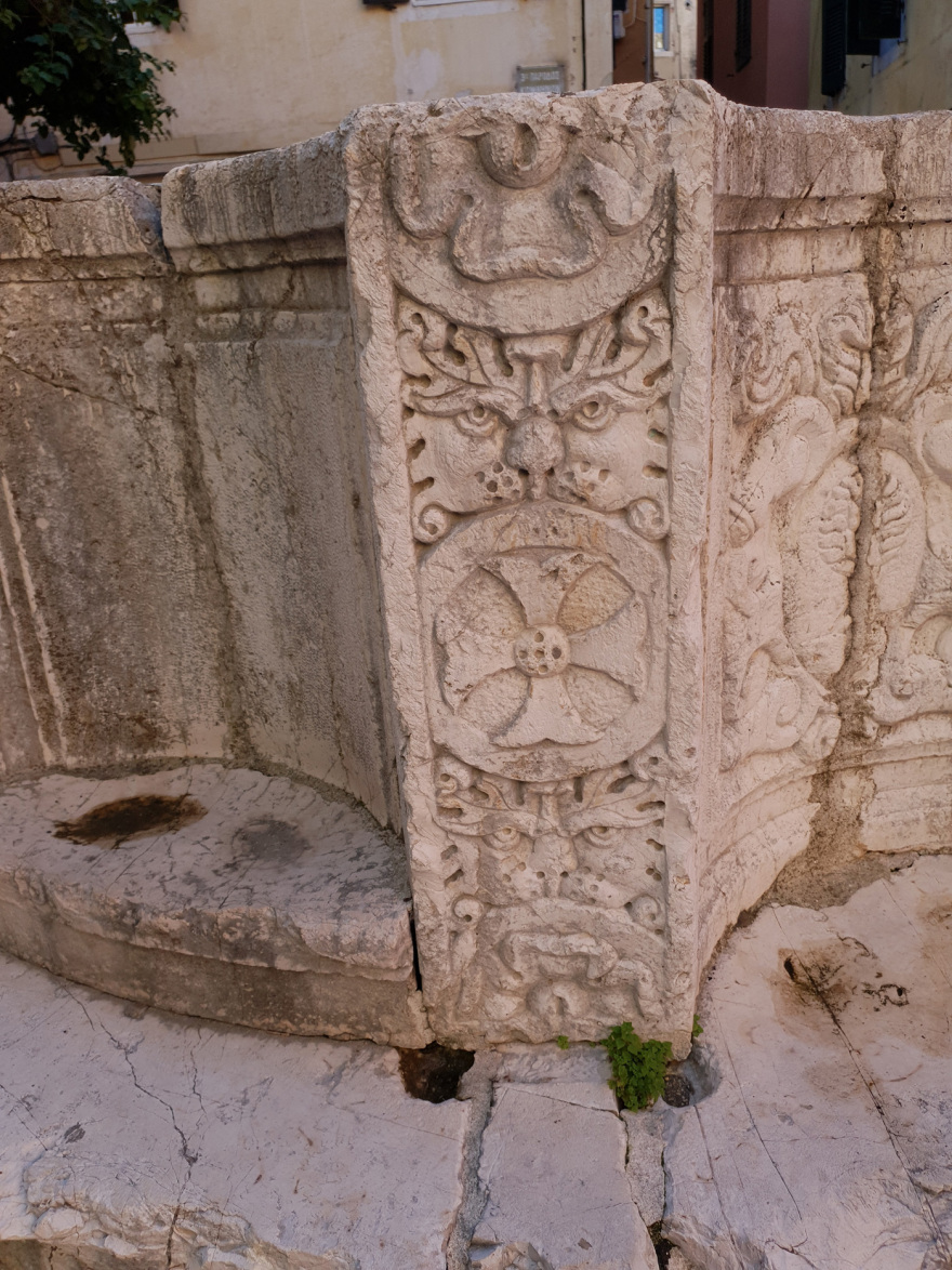 Κέρκυρα: Το βενετσιάνικο πηγάδι στην πλατεία Κρεμαστής, «πηγή» ιστορίας του νησιού