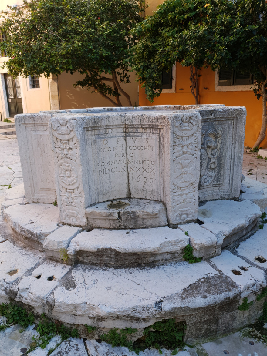 Κέρκυρα: Το βενετσιάνικο πηγάδι στην πλατεία Κρεμαστής, «πηγή» ιστορίας του νησιού