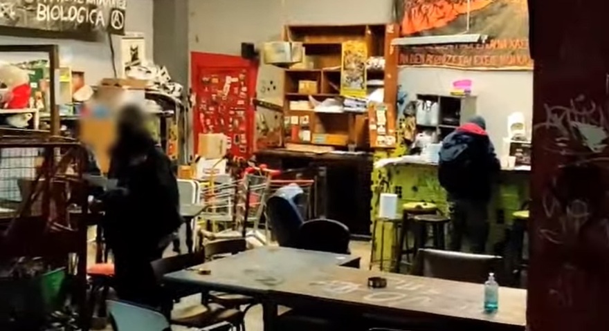 Θεσσαλονίκη: Κόλλησαν αφίσες - κηδειόχαρτα με τον πρύτανη του ΑΠΘ για τη λήξη της κατάληψης μετά από 34 χρόνια