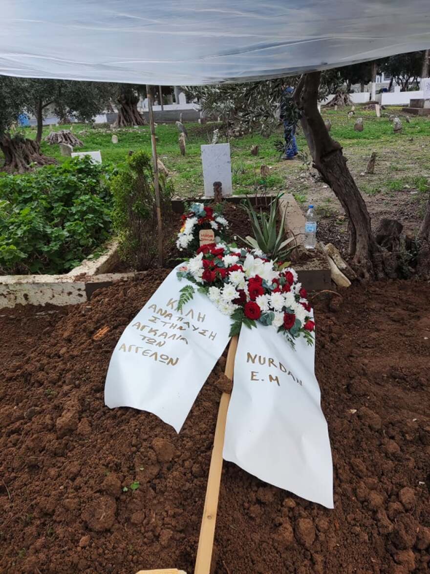 Κως: Ενταφιάστηκε η νεαρή Τουρκάλα που πνίγηκε σε ναυάγιο μαζί με τον σύζυγό της