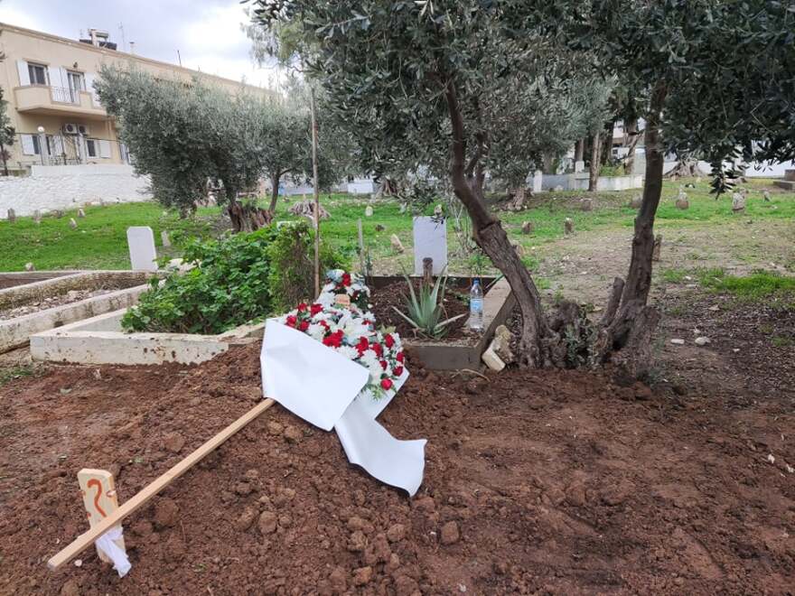 Κως: Ενταφιάστηκε η νεαρή Τουρκάλα που πνίγηκε σε ναυάγιο μαζί με τον σύζυγό της