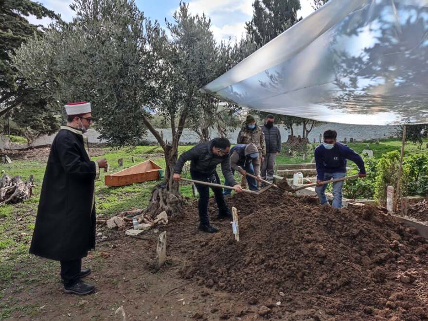 Κως: Ενταφιάστηκε η νεαρή Τουρκάλα που πνίγηκε σε ναυάγιο μαζί με τον σύζυγό της