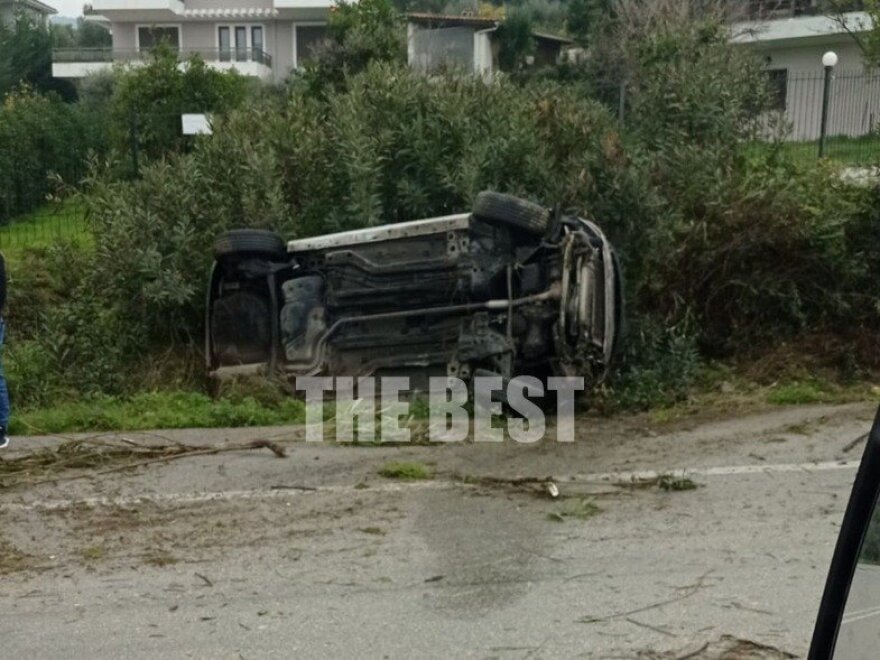 Πάτρα: Τρομακτικό τροχαίο με ανατροπή οχήματος (φωτογραφίες)