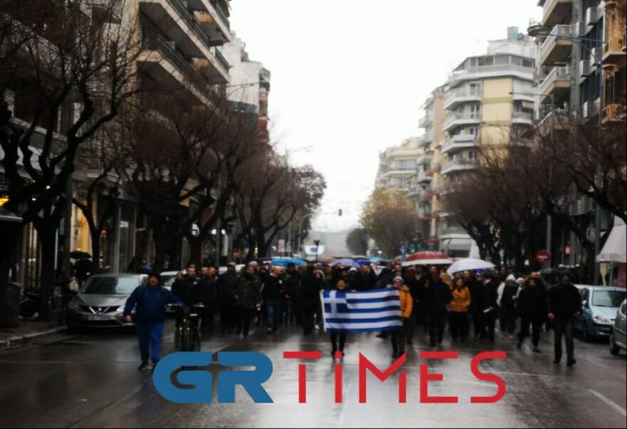 «Είμαστε όλοι Τζόκοβιτς»: Πορεία αντιεμβολιαστών στο προξενείο της Σερβίας στη Θεσσαλονίκη -Δείτε βίντεο