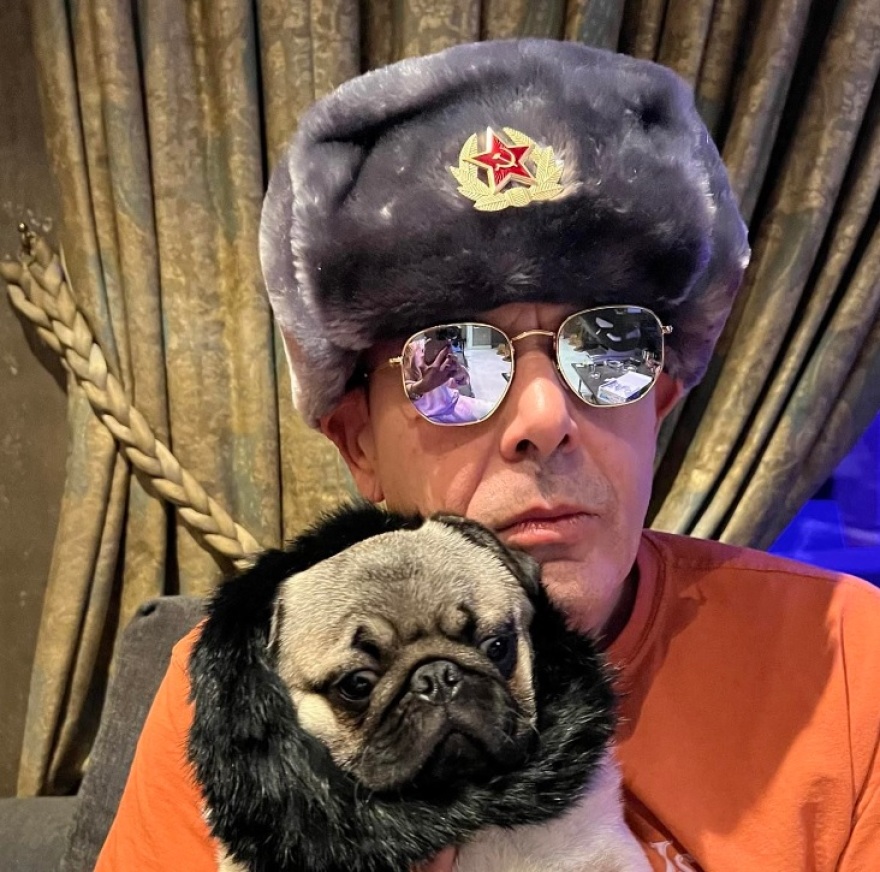 Με κόκκινο βελούδινο σακκάκι ο Πάνος Καμμένος φωτογραφίζεται σε διάσημο καμπαρέ της Μονμάρτρης