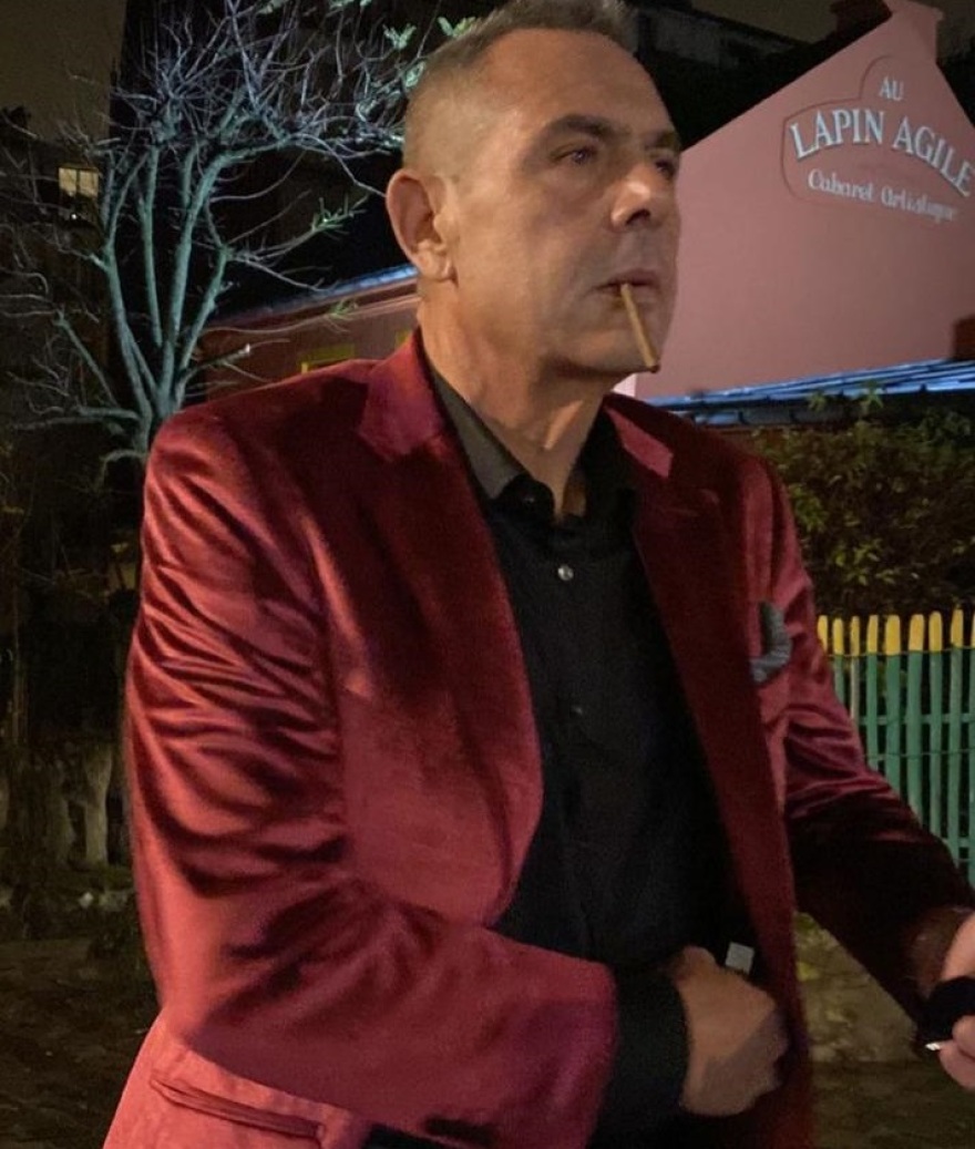 Με κόκκινο βελούδινο σακκάκι ο Πάνος Καμμένος φωτογραφίζεται σε διάσημο καμπαρέ της Μονμάρτρης