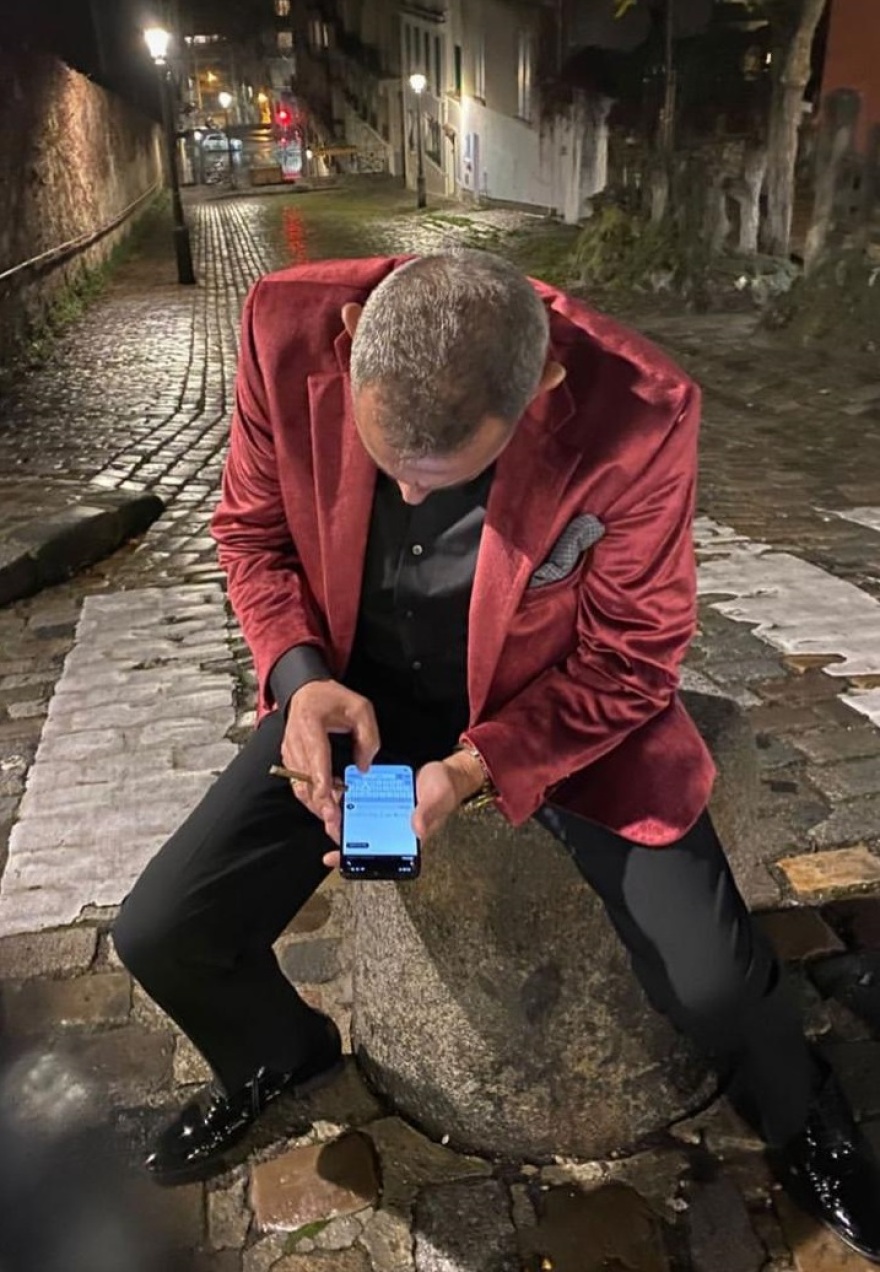 Με κόκκινο βελούδινο σακκάκι ο Πάνος Καμμένος φωτογραφίζεται σε διάσημο καμπαρέ της Μονμάρτρης