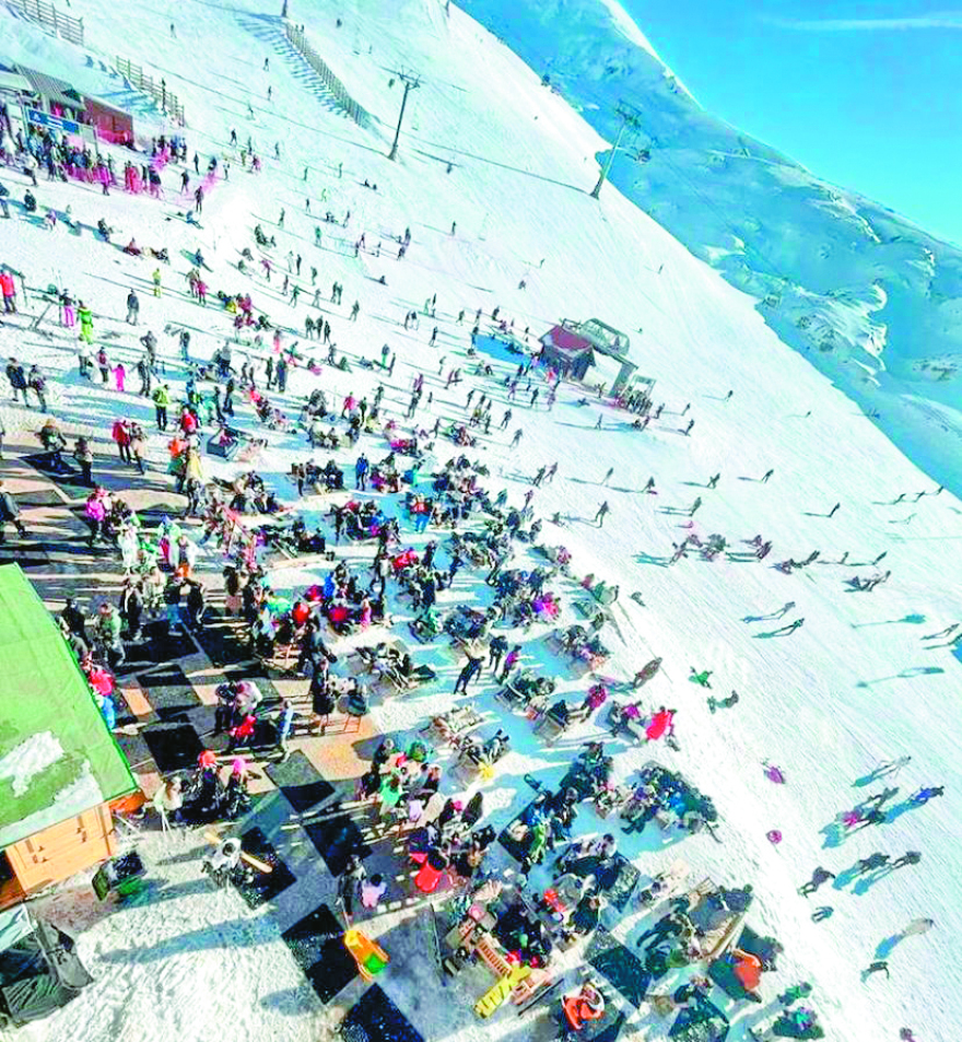 Γκστάαντ vs Aράχωβας: Εσώκλειστοι στα σαλέ με επιτραπέζια στις Άλπεις, λαϊκά πανηγύρια στον Παρνασσό