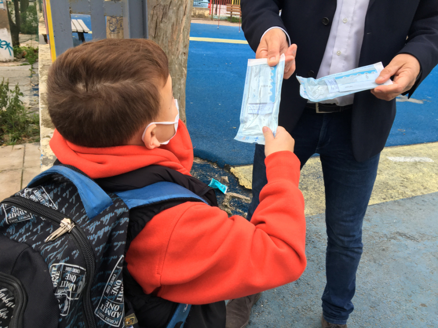 «Χαίρομαι που επέστρεψα αλλά φοβάμαι μήπως κολλήσω» - Τι λένε μαθητές και γονείς για την πρώτη μέρα στο σχολείο