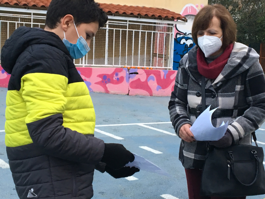 «Χαίρομαι που επέστρεψα αλλά φοβάμαι μήπως κολλήσω» - Τι λένε μαθητές και γονείς για την πρώτη μέρα στο σχολείο