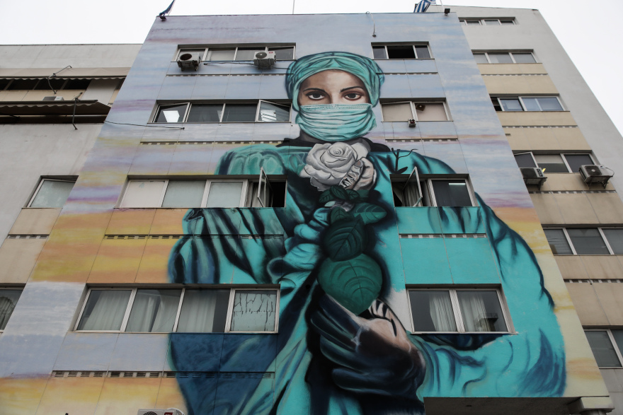 «Η νοσηλεύτρια με το λευκό τριαντάφυλλο» - Το εντυπωσιακό γκράφιτι στο Τζάνειο αφιερωμένο στους ήρωες της πανδημίας